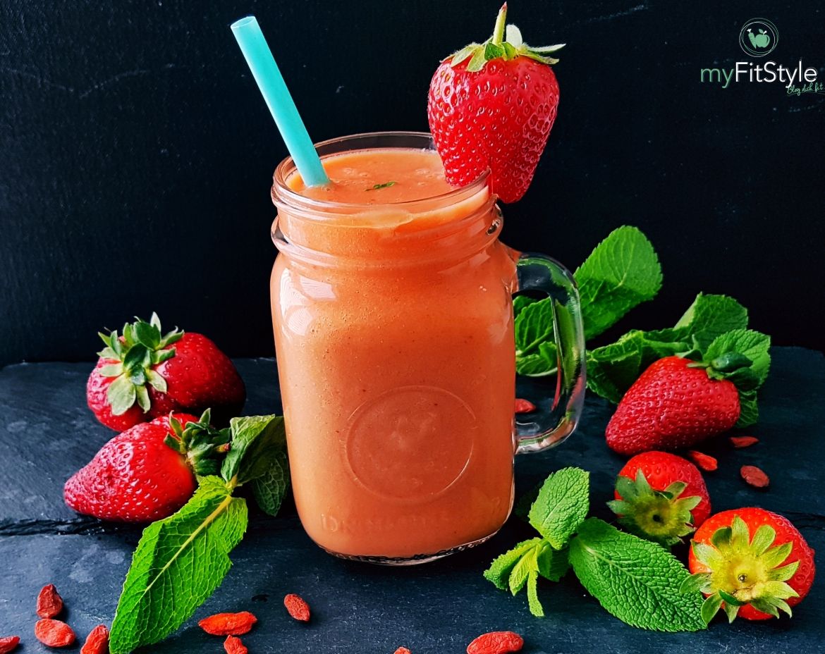 Roter Smoothie mit Erdbeeren und Superfood - Rezept und Nährwerte